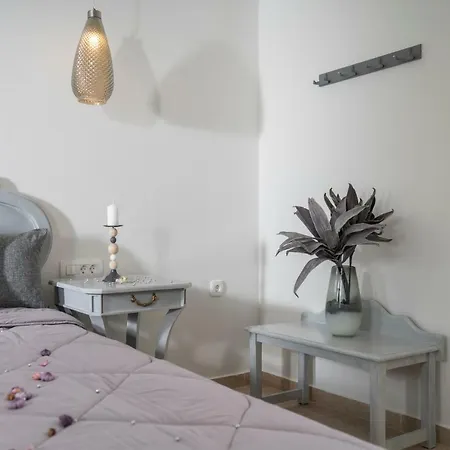 Smaragdi 3* Perivolos (Santorini)