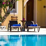 Smaragdi 3* Perivolos (Santorini)