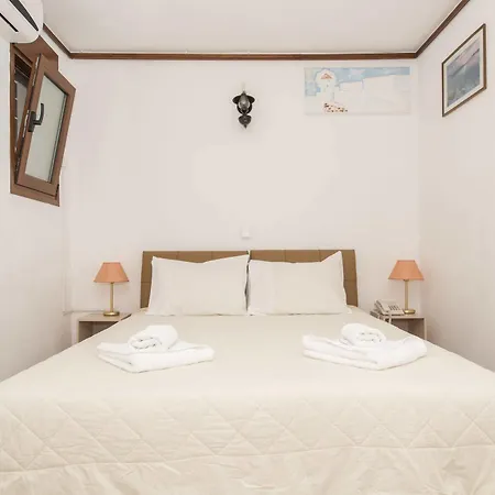 Smaragdi Hotel Perivolos (Santorini)