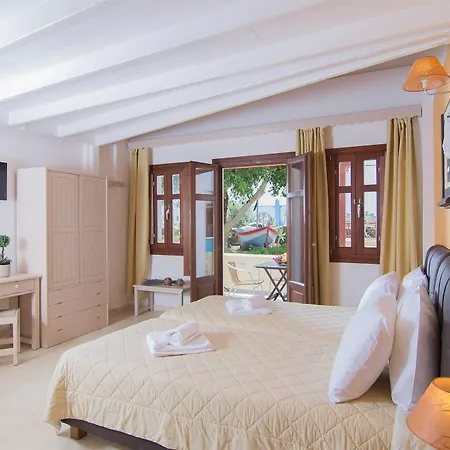 Smaragdi 3* Perivolos (Santorini)