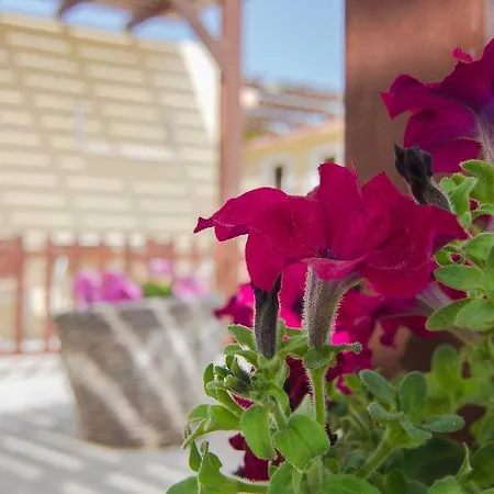 Smaragdi 3* Perivolos (Santorini)