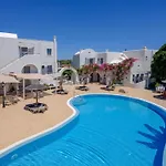 Smaragdi 3* Perivolos (Santorini)