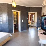Smaragdi Perivolos (Santorini)