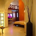 Smaragdi 3* Perivolos (Santorini)