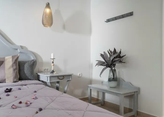 Smaragdi 3* Perivolos (Santorini)